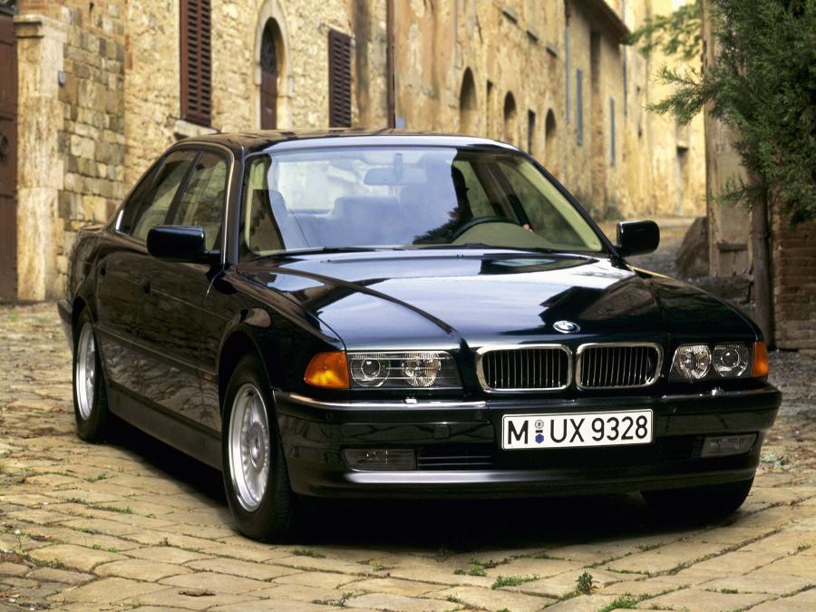  BMW 750i 1994 года  (фото 2 из 14)